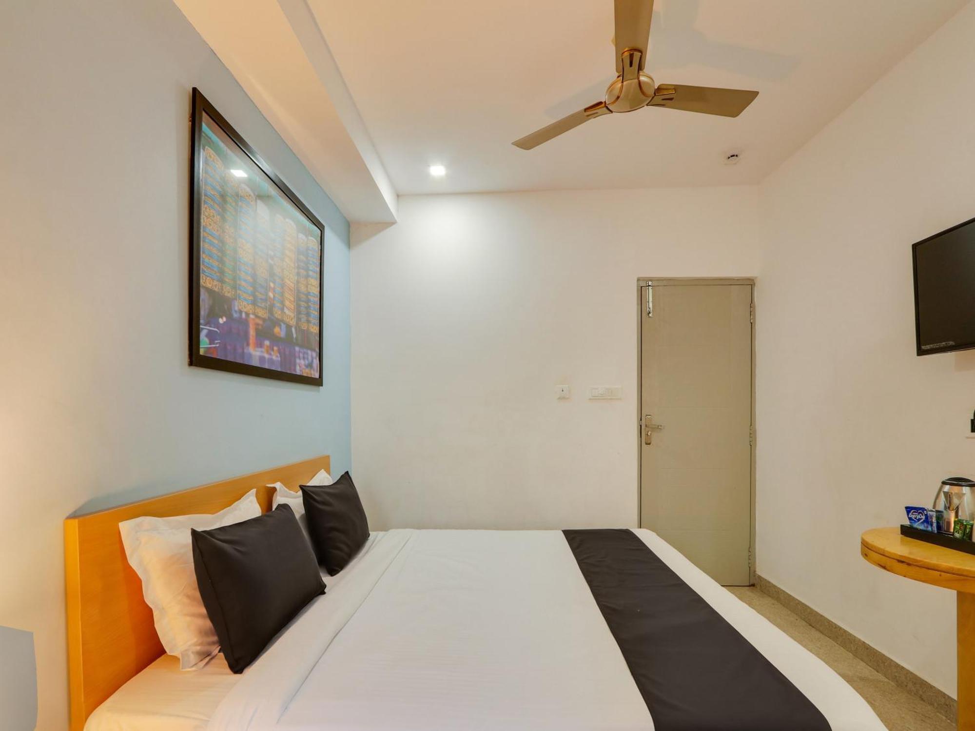 Super Townhouse Qualia Prime Hotel Near Nexus Mall Хайдарабад Экстерьер фото